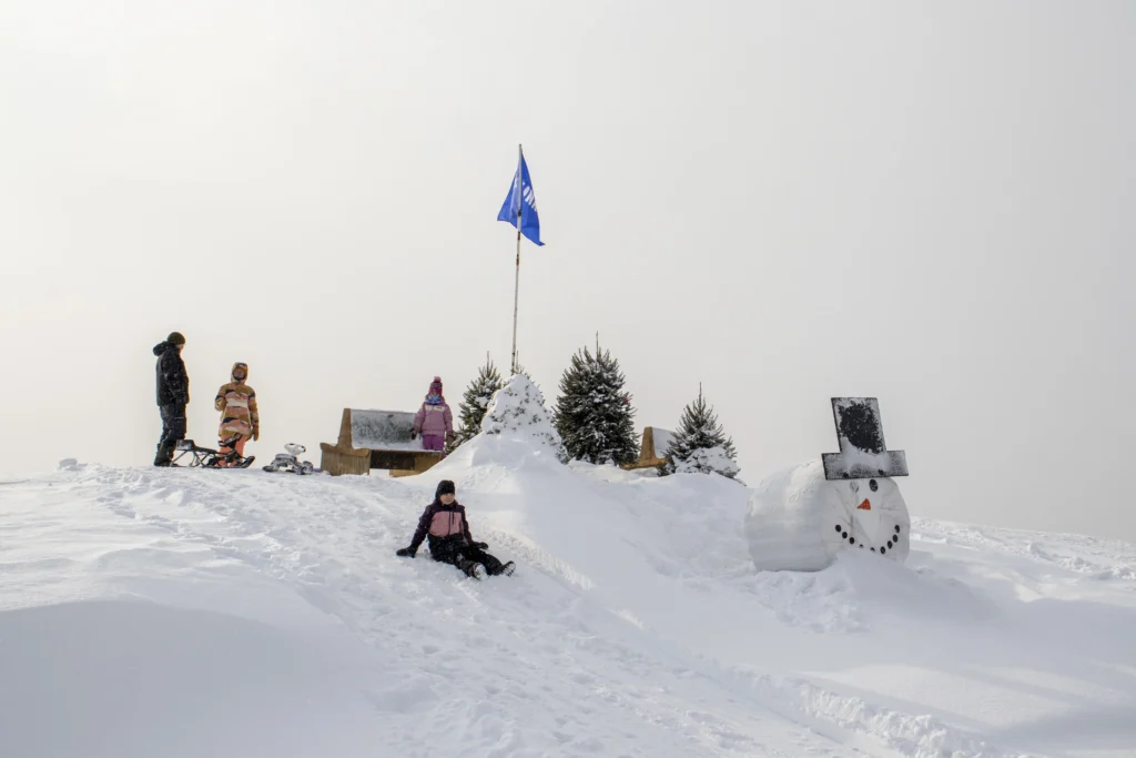 Enfants luge hiver